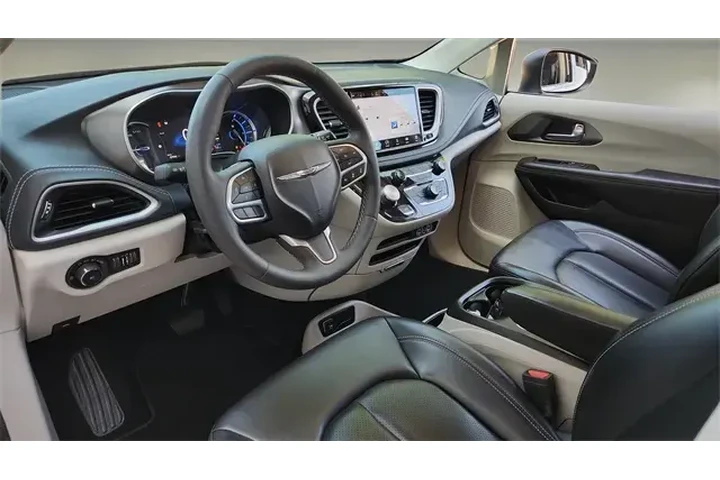 $25207 : Chrysler Pacifica Plug-In Hy image 9