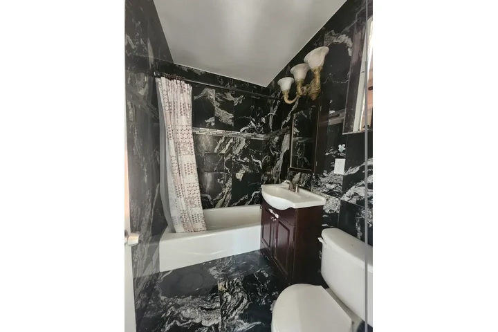 $1100 : About 1010 Garfield Ave Unit 1 image 4