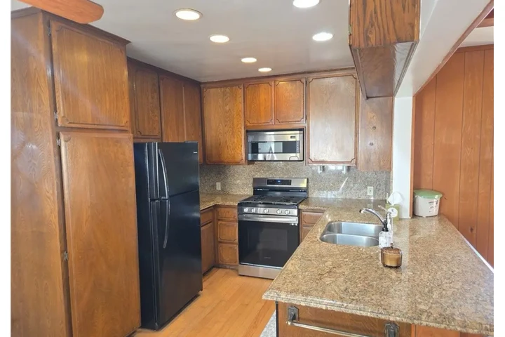 $2480 : 3 Bedroom 2Bath House in LA image 2