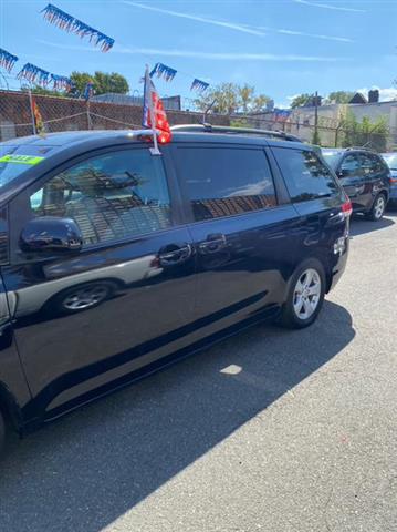 $14995 : Used 2012 Sienna 5dr 7-Pass V image 5