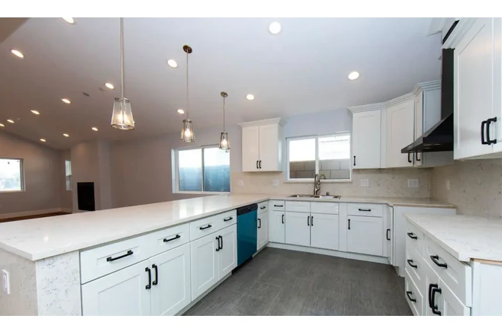 $2460 : 3 Bedroom House in East LA image 5