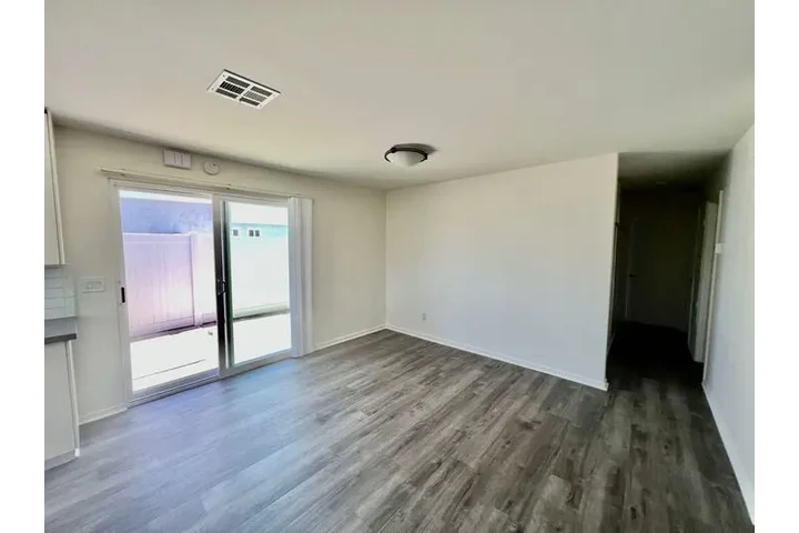 $2000 : Casa totalmente remodelada image 5