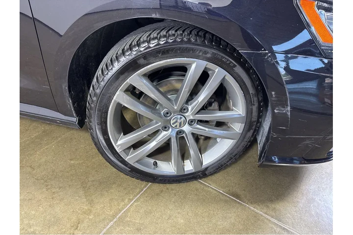 $14090 : 2018 Passat R-Line image 10