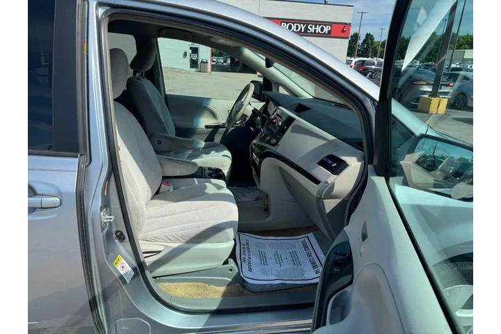 $4980 : 2011 Sienna LE image 8
