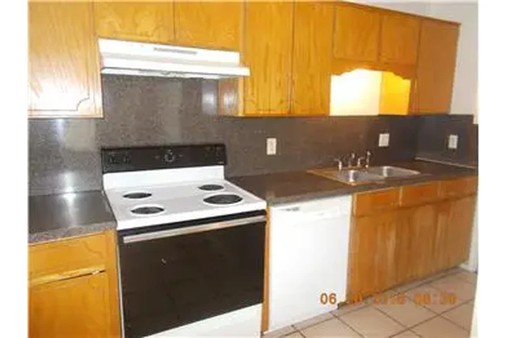 $900 : Rental property with 3 bedro image 7