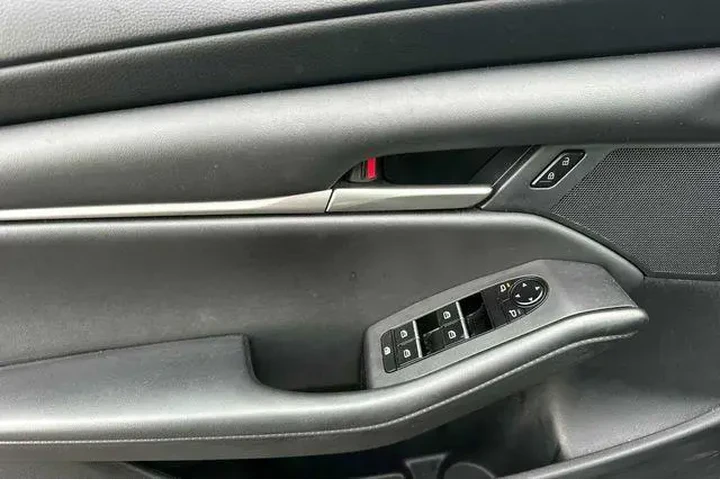 $17722 : Mazda Mazda3 Sedan 2023 2.5 image 10