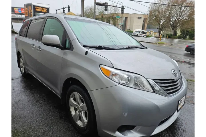 $12999 : 2012 Sienna LE 8-Passenger image 7
