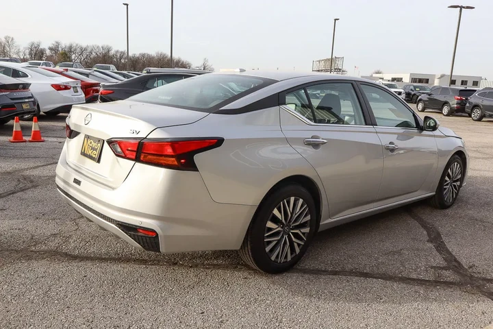 $17288 : 2023 Altima 2.5 SV Sedan image 4