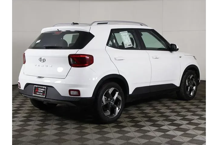 $17223 : Hyundai VENUE 2024 SEL 4dr C image 8