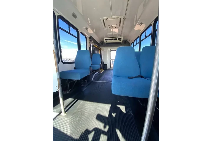 $9950 : 2005 Econoline Commercial Cut image 10