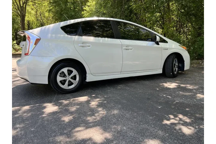 $1 : 2015 Prius Three image 10