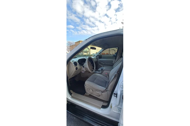 $6800 : Ford Explorer XLT 4.0 L V6 image 10
