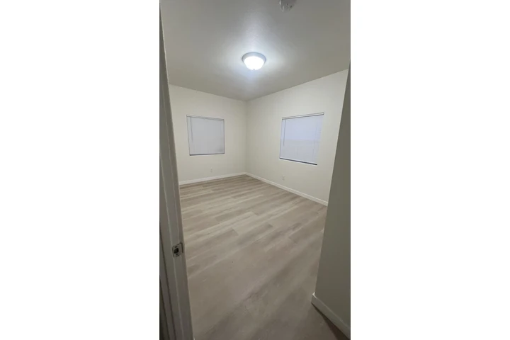$1200 : Cuarto en renta entrada privad image 2