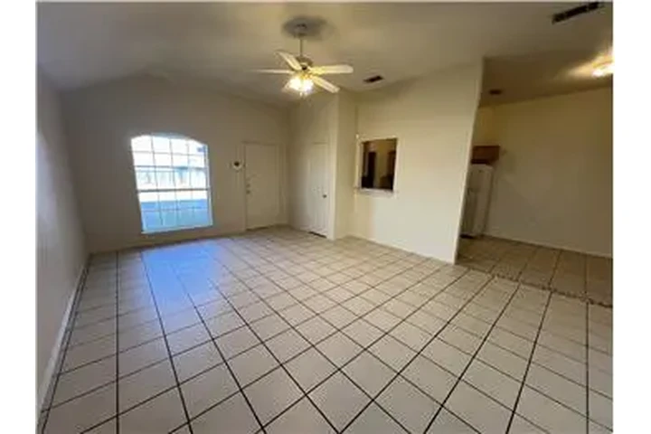 $1200 : Rental property with 3 bedro image 5