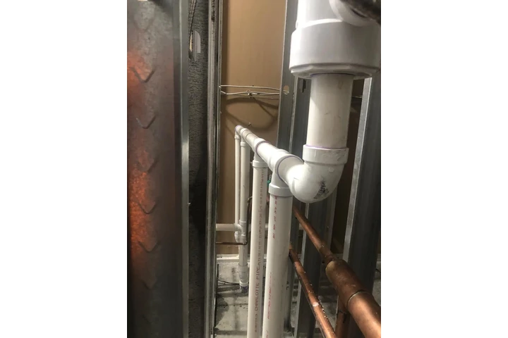 Plomero a su servicio feliz image 5