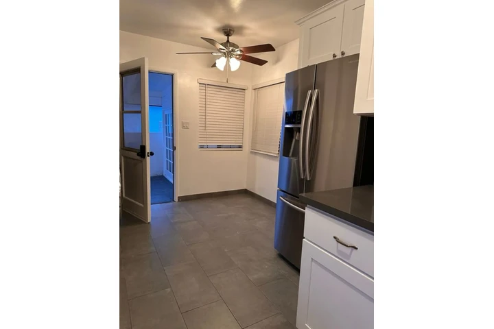 $2500 : 3 Bedroom House In Koreatown image 2