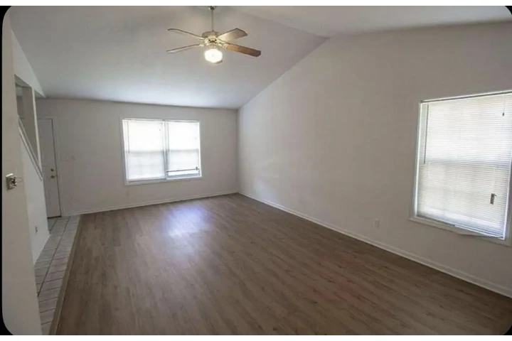 $1500 : Great Duplex Apartment image 4
