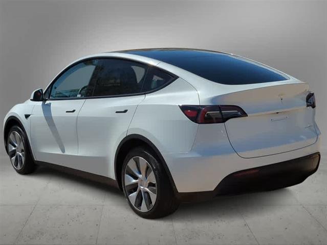 $40990 : Pre-Owned 2023 Tesla Model Y image 3