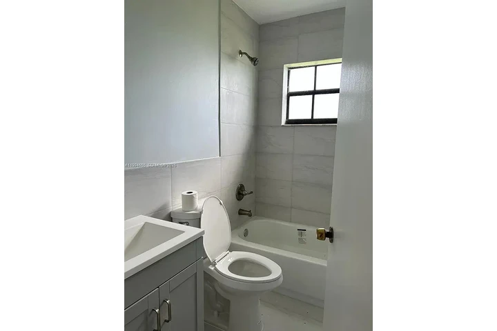 $700 : Home..Miami, FL image 6