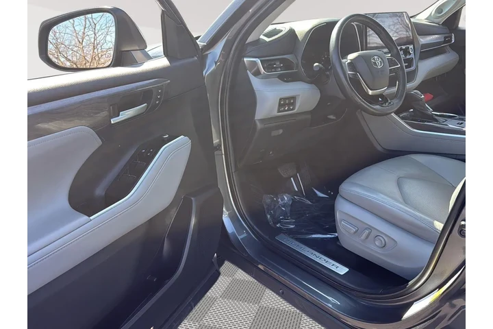 $38989 : 2021 Highlander Hybrid Limited image 2