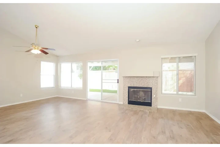 $2500 : 3 Bedroom Home in Los Angeles image 2
