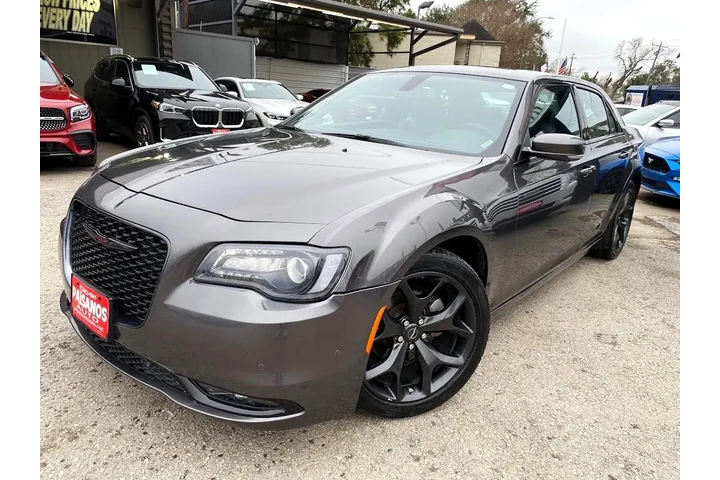 2023 300 S V6 image 1