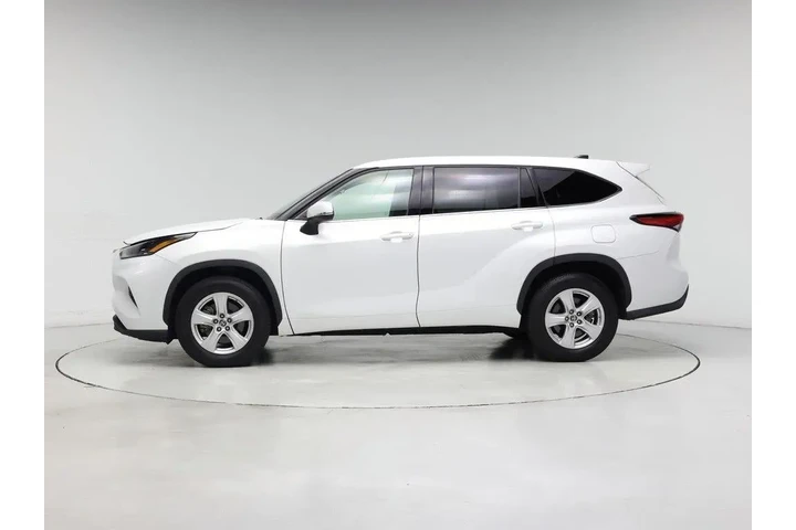$31998 : Toyota Highlander 2022 LE 4d image 3