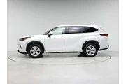 $31998 : Toyota Highlander 2022 LE 4d thumbnail