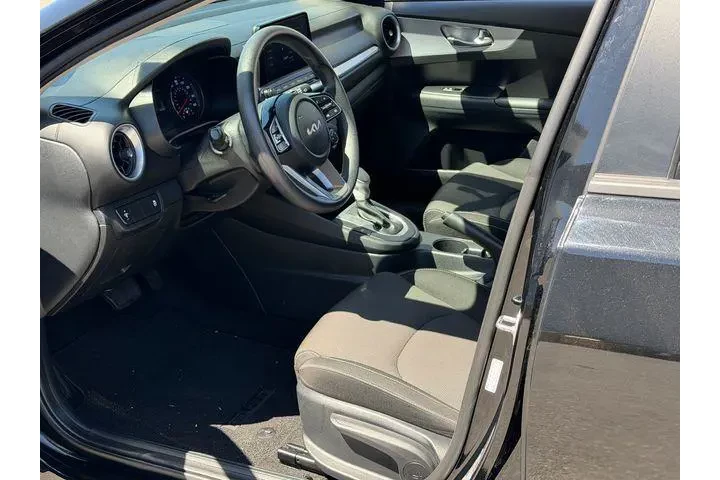 $18490 : Kia Forte 2024 LXS 4dr Sedan image 3