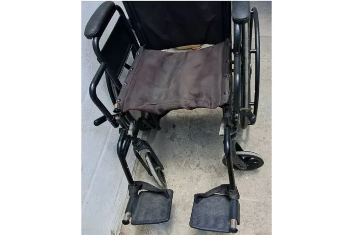 $1550 : SILLA COLOR NEGRA, CON USO, PE image 4