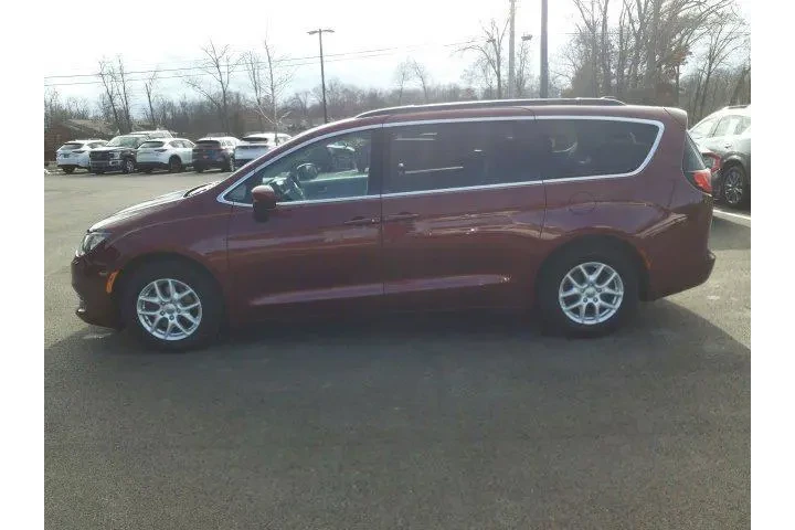 $13242 : Chrysler Voyager 2020 LXi 4d image 3