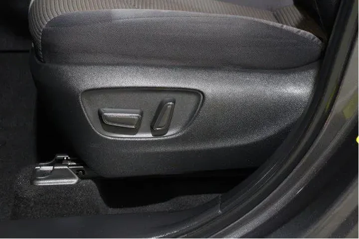 $38998 : Toyota Highlander 2024 LE 4d image 4