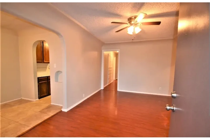 $2100 : Available 2Bed 2Bat in LA image 2