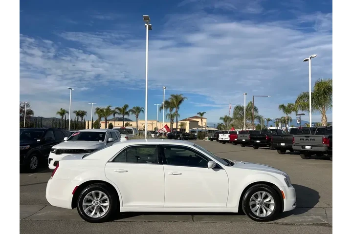 $29998 : Chrysler 300 2023 Touring 4d image 9