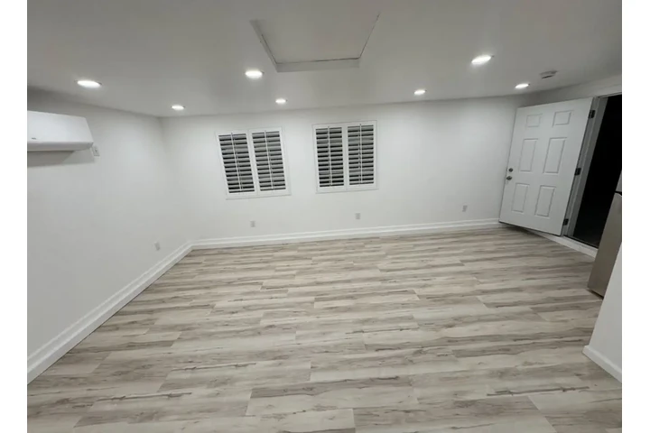 $1200 : Large studio Apt in Los Angele image 4