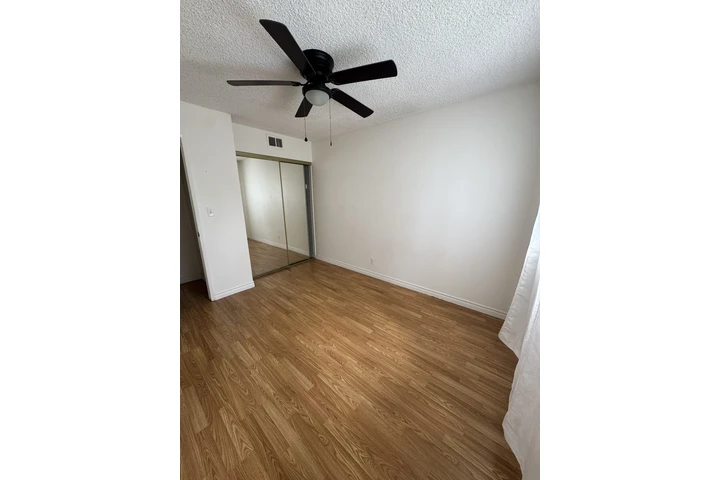 $750 : Recámara en reseda SF valley image 1