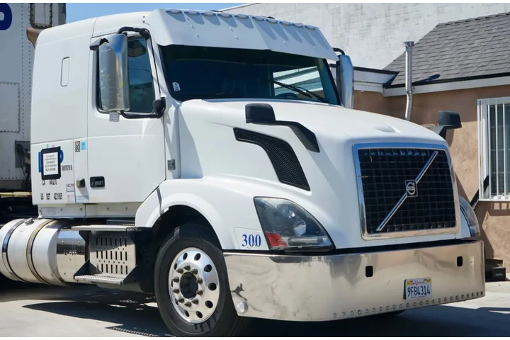 $9500 : 2014 VOLVO VNL PARTES image 1