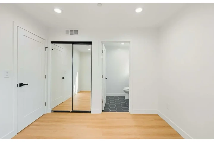 $2300 : 3 Bed Apt In Huntington Park image 7