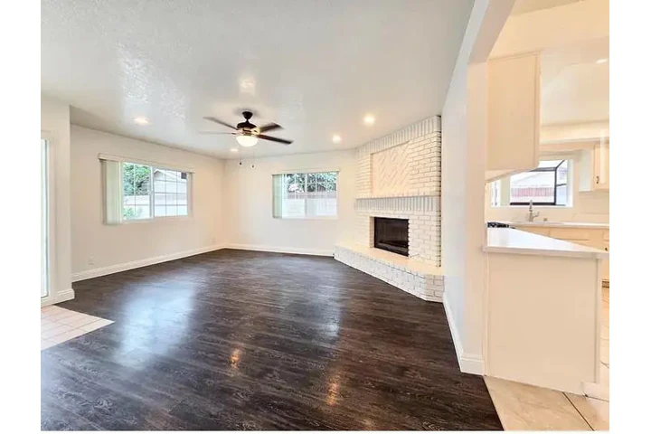$2200 : 3 Bedroom for affordable rate image 3
