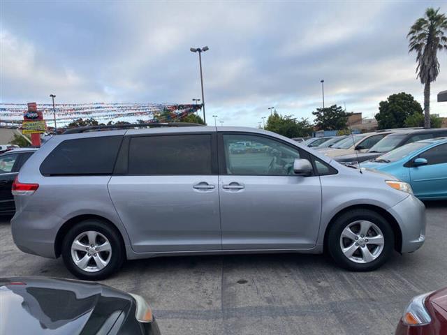 $12999 : 2012 Sienna LE 8-Passenger image 4