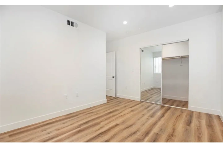$1895 : 2 Bedroom Apartment in LA image 4