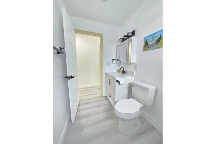$2560 : 3Bed in Vermont Square, LA image 10