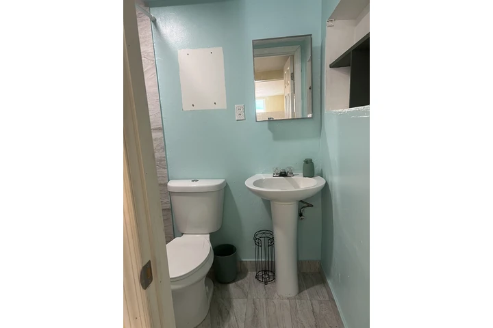 $1350 : Casita Pequena Estudio- image 1