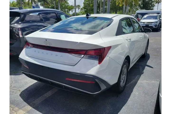 $17590 : Hyundai ELANTRA 2025 SE 4dr image 6