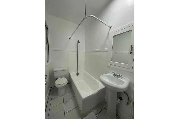 $1525 : Estudio Totalmente Remodelado image 4