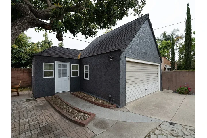 $950 : UTILITIES INCLUDED IN RENT🛜💧 image 1