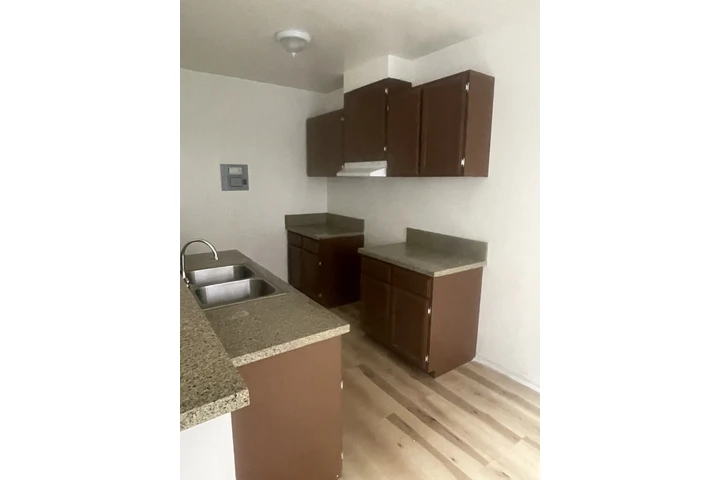 $1500 : Boyle Heights Single image 3