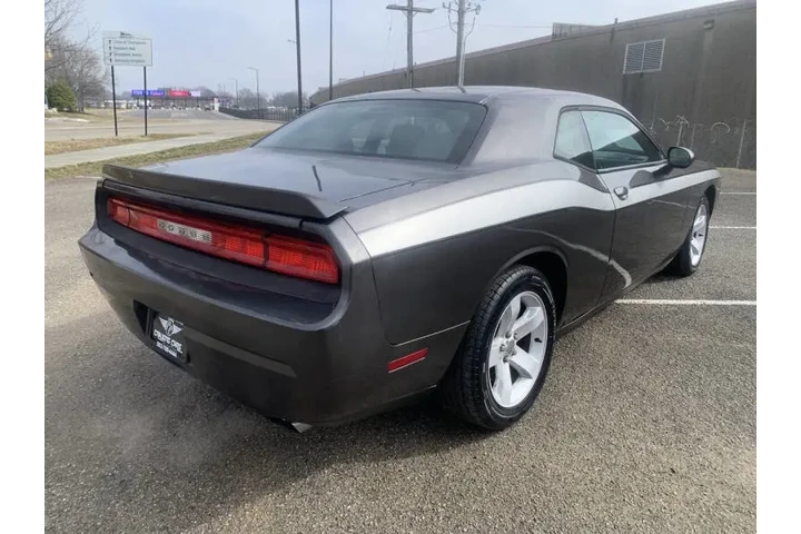 2013 Challenger SXT image 6