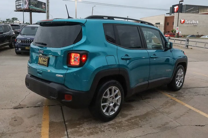 $18988 : 2021 Renegade Latitude image 5