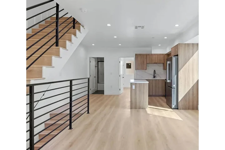 $4125 : 4 Bed. 4 Bath 3209 W 18th St. image 3